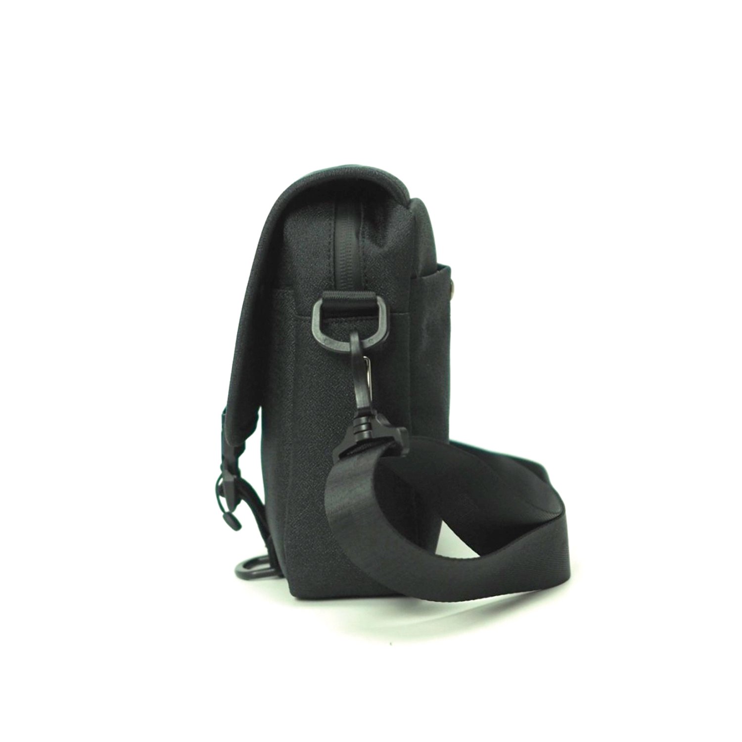 กระเป๋าสะพายข้าง HQ LUGGAGE รุ่น B3310 ขนาดกะทัดรัด ดีไซน์เรียบหรู ผลิตจากผ้าโพลีเอสเตอร์กันน้ำ 100% พร้อมสายไนลอนแข็งแรง เปิด-ปิดด้วยตัวล็อคแม่เหล็ก ช่องซิปกันน้ำ และบุ EVA Foam กันกระแทกในตัว เหมาะสำหรับใช้งานทุกวัน