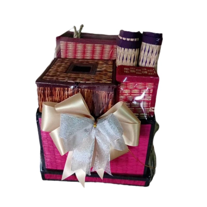 กระเช้าปีใหม่เสื่อกกแฮนด์เมด วิสาหกิจชุมชนบ้านบางพลวง | ของขวัญปีใหม่ไทยๆ 499 บาท