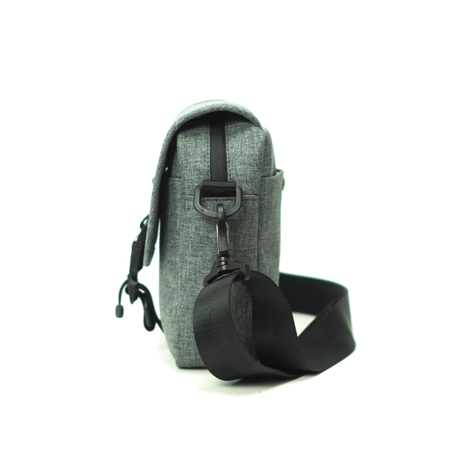 กระเป๋าสะพายข้าง HQ LUGGAGE รุ่น B3310 ขนาดกะทัดรัด ดีไซน์เรียบหรู ผลิตจากผ้าโพลีเอสเตอร์กันน้ำ 100% พร้อมสายไนลอนแข็งแรง เปิด-ปิดด้วยตัวล็อคแม่เหล็ก ช่องซิปกันน้ำ และบุ EVA Foam กันกระแทกในตัว เหมาะสำหรับใช้งานทุกวัน