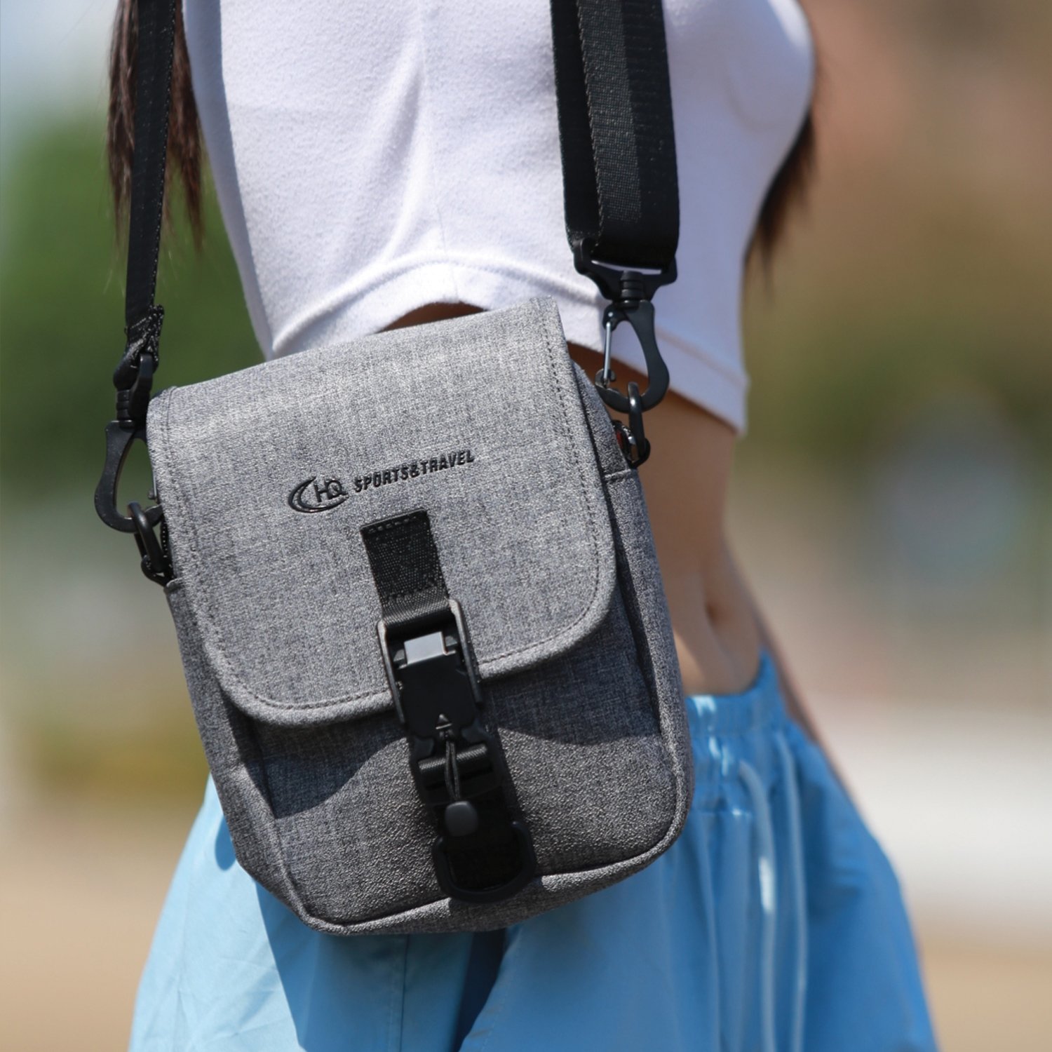 กระเป๋าสะพายข้าง HQ LUGGAGE รุ่น B3310 ขนาดกะทัดรัด ดีไซน์เรียบหรู ผลิตจากผ้าโพลีเอสเตอร์กันน้ำ 100% พร้อมสายไนลอนแข็งแรง เปิด-ปิดด้วยตัวล็อคแม่เหล็ก ช่องซิปกันน้ำ และบุ EVA Foam กันกระแทกในตัว เหมาะสำหรับใช้งานทุกวัน