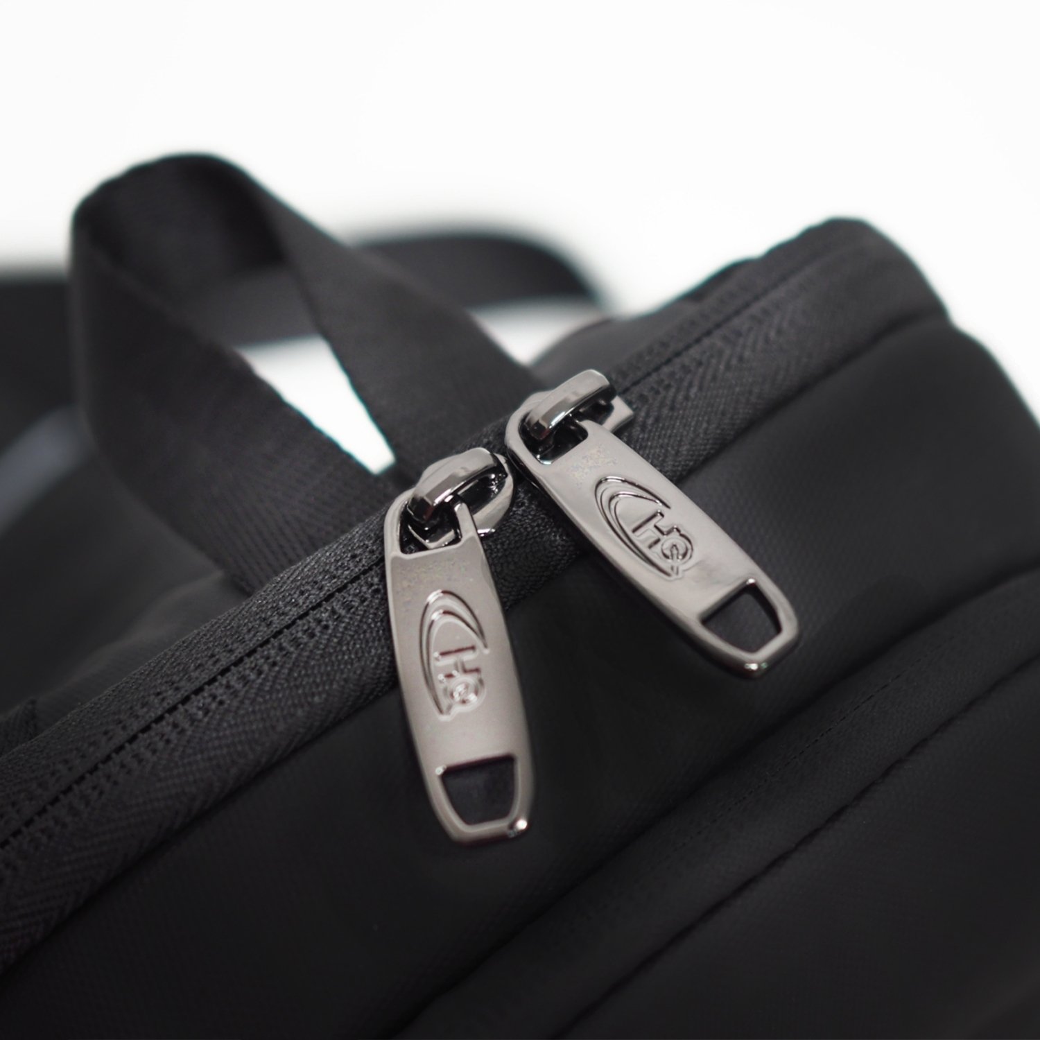 กระเป๋าคาดอก HQ LUGGAGE รุ่น 3325 สีดำ ดีไซน์ฟังก์ชันครบ ช่องใส่ของหลากหลาย พร้อมช่องบุกันกระแทก ผลิตจากผ้าโพลีเอสเตอร์เคลือบ PU กันน้ำ น้ำหนักเบา สายสะพายบุฟองน้ำ ปรับระดับได้ และสลับข้างสะพายได้ เหมาะสำหรับการใช้งานทุกวัน