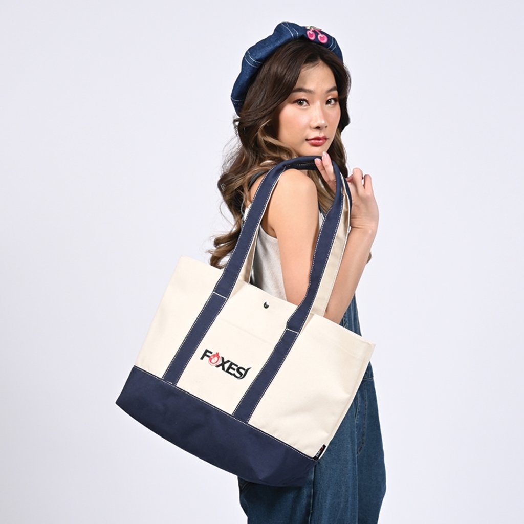 FOXES รุ่น TB3307 กระเป๋าโท้ทผ้าแคนวาส เคลือบกันน้ำ 100% ปักโลโก้ Foxes สายสะพายหนานุ่มไม่เจ็บไหล่ ช่องหลักเปิด-ปิดด้วยกระดุม พร้อมช่องหน้าและช่องย่อยด้านใน