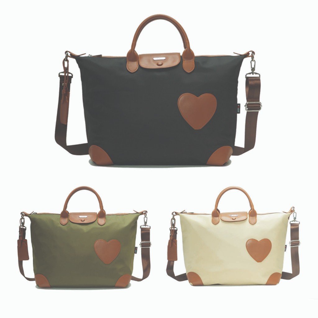 กระเป๋า FOXES รุ่น B3314 สีดำ ใช้ได้ทั้งแบบสะพายและถือ ผลิตจากผ้าโพลีเอสเตอร์กันน้ำ 100% สายสะพายถอดได้ มือจับหนัง PU ช่องซิปหลักใหญ่ พร้อมช่องย่อยในตัว
