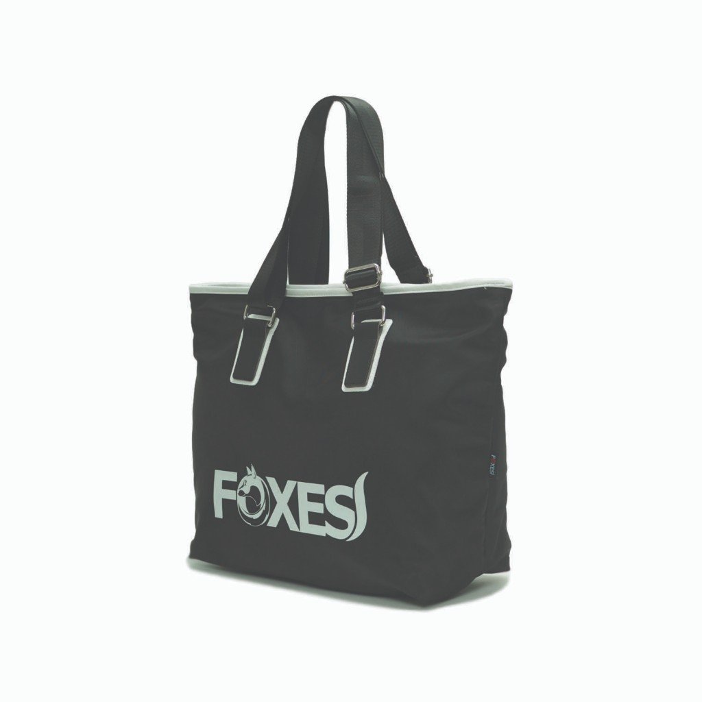 FOXES รุ่น B3312 กระเป๋าสะพายข้าง สีดำ ผลิตจากผ้าโพลีเอสเตอร์ เคลือบกันน้ำ 100% ช่องหลักกว้าง มีช่องซิปด้านใน สายสะพายปรับได้ ทนทาน ใช้งานสะดวก